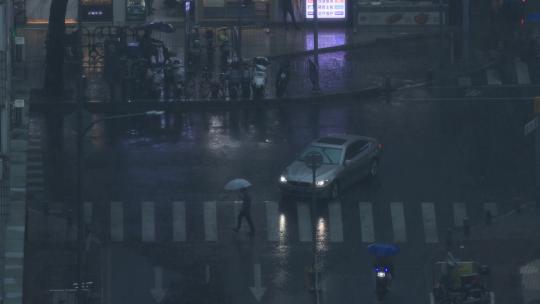雨中行驶的各种车辆合集