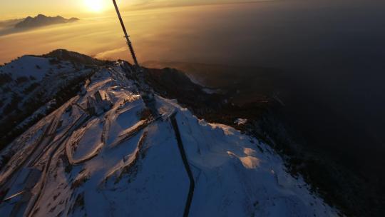 FPV无人机航拍瑞士雪山山顶高塔日出度假屋