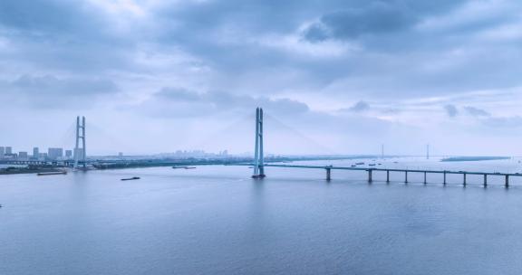 江西九江长江二桥多云天气的环绕航拍延时