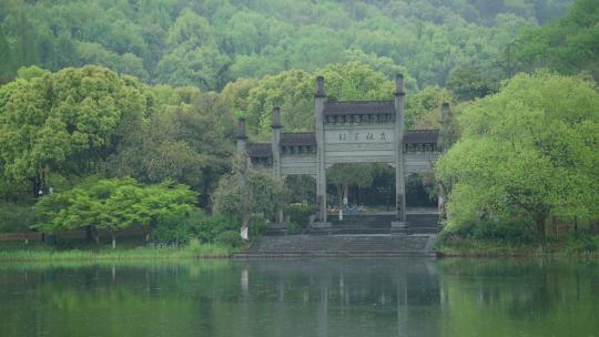 春天杭州乌龟潭阴雨天古建筑植物绿色自然