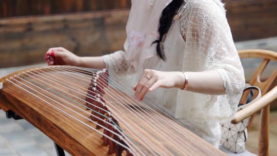 中国古代乐器，弹古筝的美女特写
