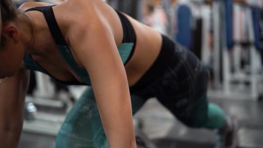 一位女青年在健身房锻炼身体运动锻炼腿部视频素材模板下载