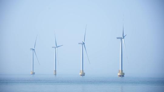 航拍海上风力发电场