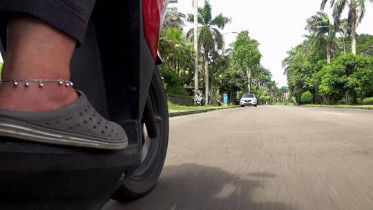 低角度拍摄摩托车行驶的街道