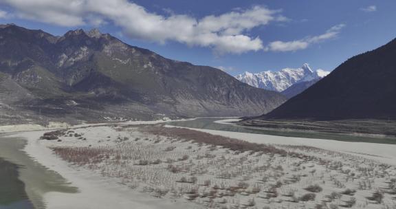 西藏派墨公路雪山高山湖泊道路车辆航拍