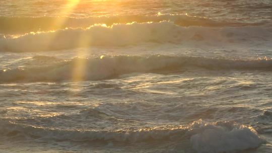 海洋日落和海滩上的海浪