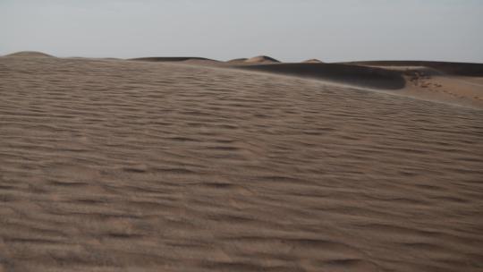 沙漠风吹沙子的景色