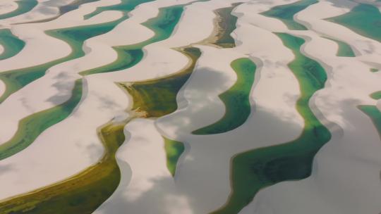 4K航拍乌海湖沙漠景观视频素材模板下载