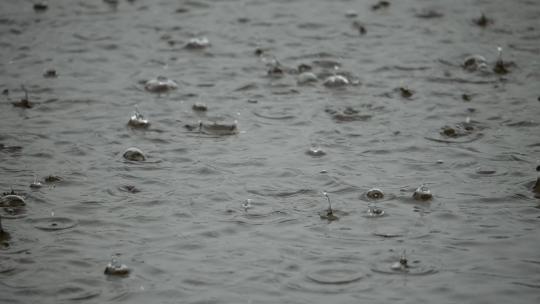 4K暴雨天河面溅起的水花升格空镜