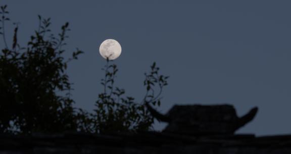 屋顶上的月亮