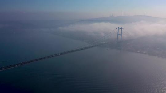 雾天大桥航拍