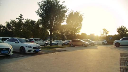 夕阳下的停车场4k