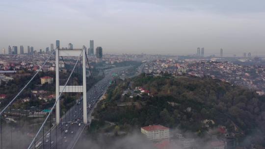 土耳其伊斯坦布尔雾天法提赫·苏丹·穆罕默德大桥的航拍视频