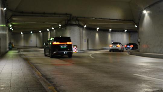 隧道内车分流，适合宣传片微电影。