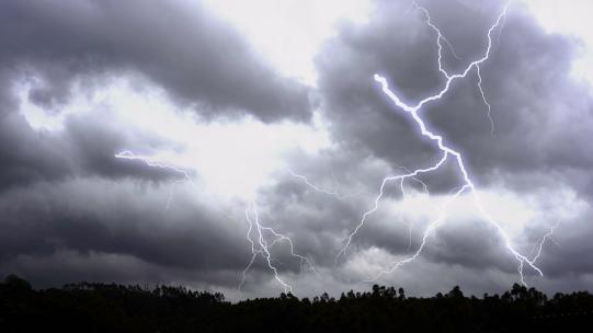 乌云闪电打雷延时森林乌云密布天空黑云压顶
