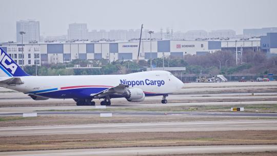 日本货运飞机在浦东机场跑道滑行