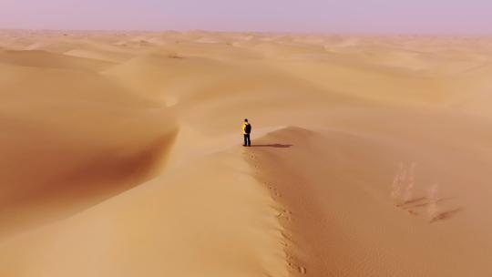 沙漠中孤独的人