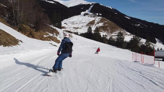女孩雪山滑雪