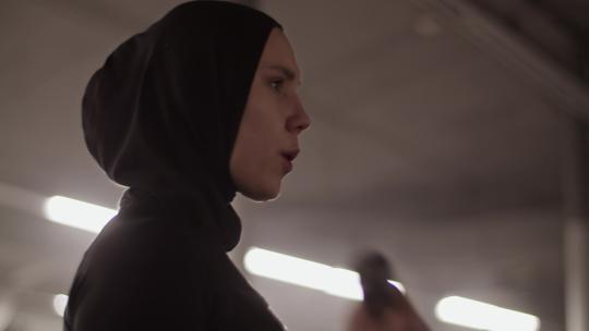 穆斯林女运动员做二头肌卷曲和呼吸