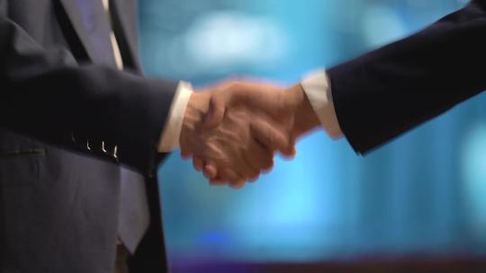 企业商务男士握手合作成功人士握手