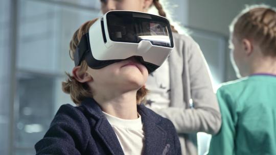 小孩头戴VR眼镜体验