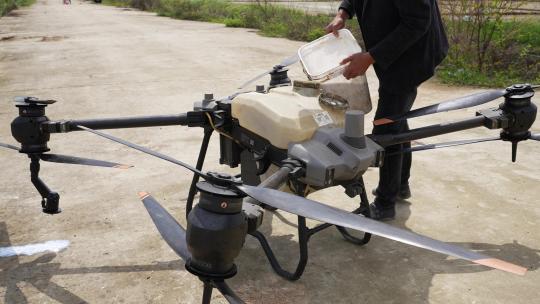 现代农业高科技无人飞机打农药