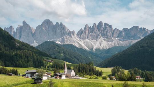 从意大利阿尔卑斯山的Val de funes看到的世界著名多洛米蒂山脉景观的时间推移视频素材模板下载