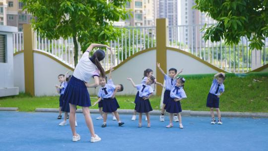 师生互动 幼儿园老师与小朋友做运动 做操
