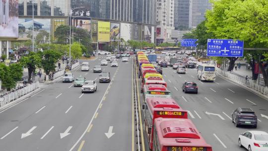 广州早晨上班的车流公交车