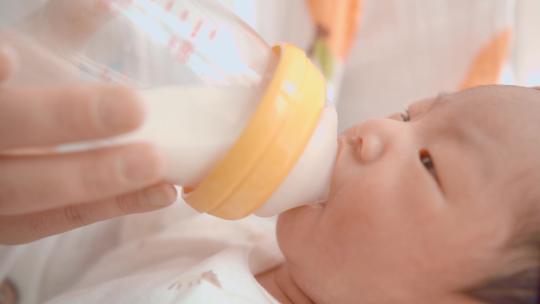 母婴亲子婴儿新生儿吃奶4K视频素材