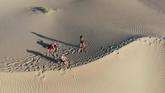 模特们在沙漠中的沙丘上摆姿势视频素材模板下载