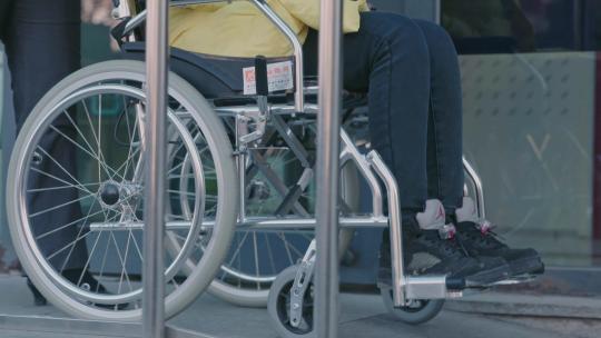 轮椅 无障碍通道 残疾人 残疾 热心 暖心视频素材模板下载