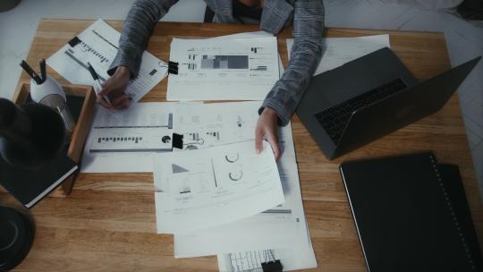 俯瞰财务商务人士职员办公桌前整理数据报表