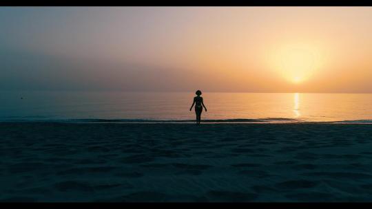 夕阳下向海走去的女孩视频素材模板下载