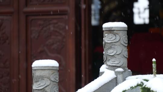 中式建筑下雪中实拍