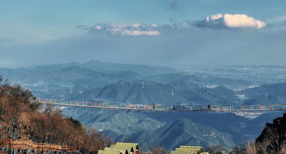 人在天桥上行走大山自然风光航拍竹林云层