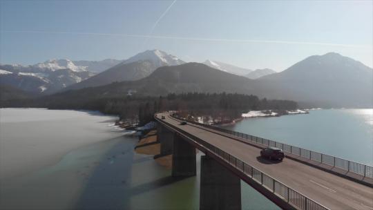 德国慕尼黑Silvensteinsee大桥。DJI Mavic Air的无人机照片跟随汽车拍摄电影