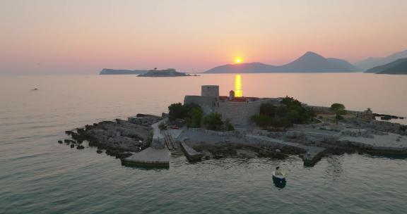 日落时奥托西克·戈斯帕岛的轨道照片，背景是日落