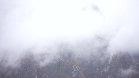 虎跳峡大峡谷云雾高山雪山云朵云海延时航拍