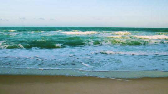 海浪浪花沙滩碧海蓝天