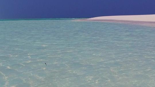 蓝色大海与珊瑚礁附近的沙子