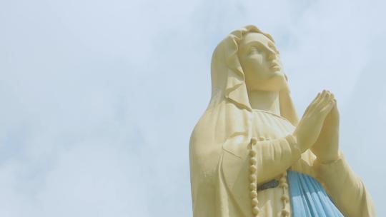 蓝天下基督教圣母玛利亚雕像