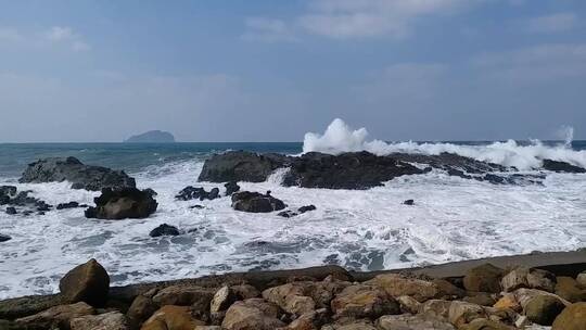 巨浪撞击着岩石