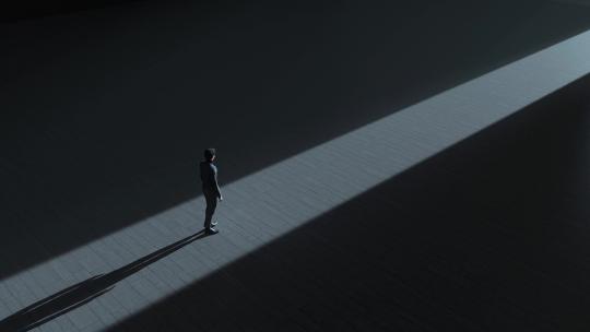 开门建筑光影 脚步光影逆光前行