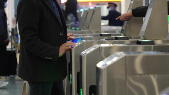 高铁火车站乘客刷证过闸机进站视频素材模板下载