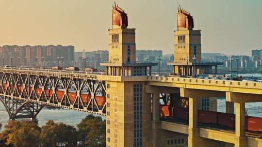 航拍火车穿梭南京长桥大桥桥头堡
