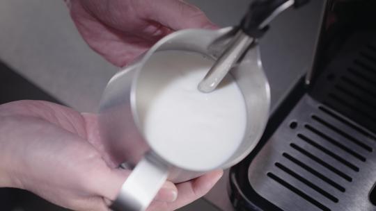 牛奶咖啡打奶泡视频素材模板下载