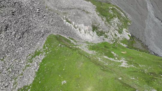 航拍攀登甘孜党岭主峰夏羌拉雪山登山者