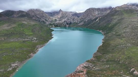 航拍四川甘孜巴塘海子山姊妹湖高原牧场风光