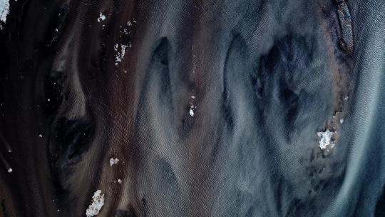 航拍冰山融化冰雪流入大海冰川冰岛自然风光